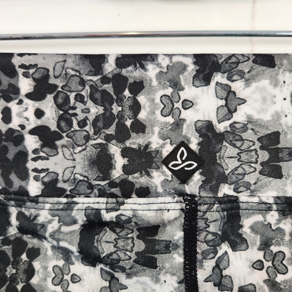 Prana Roxanne Capri Black Hydrobloom Yoga Leggings Size XL Mid-Rise Cropped Pant - Picture 6 of 11